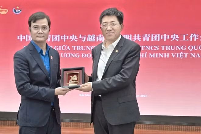 Đồng chí Bùi Quang Huy tặng đồng chí A Đông phù điêu biểu trưng Đại hội Đoàn toàn quốc lần thứ XIII.