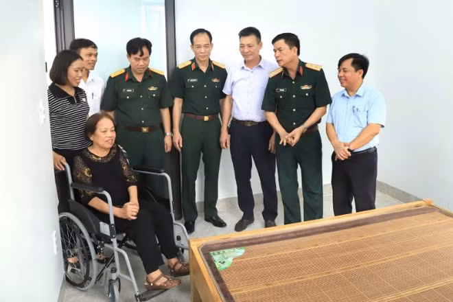 Lãnh đạo Tổng cục Hậu cần–Kỹ thuật và Lãnh đạo địa phương thăm nhà mới và động viên gia đình.