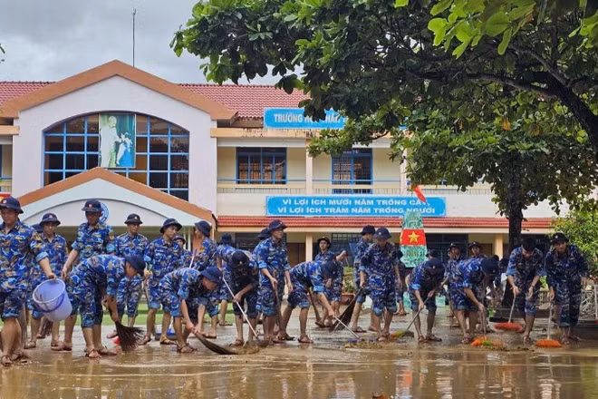 Cán bộ, học viên của Học viện Hải quân dọn dẹp vệ sinh giúp nhân dân tại xã Diên Khánh.