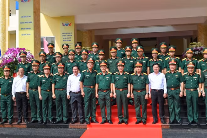 Các đại biểu tại buổi làm việc.