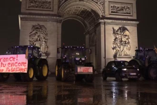 Nông dân Pháp biểu tình phản đối Hiệp định EU-MERCOSUR tại Khải Hoàn Môn ở Paris ngày 8/1.