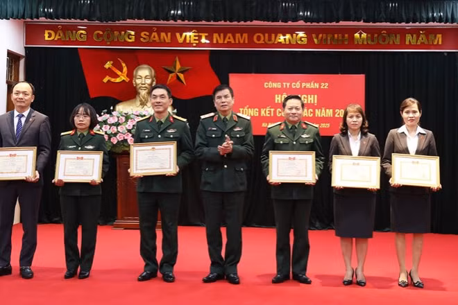 Trao Bằng khen của Tổng cục Hậu cần-Kỹ thuật cho các tập thể, cá nhân đạt thành tích xuất sắc trên các mặt công tác năm 2025.