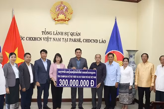 Tỉnh Champasak hỗ trợ thành phố Huế 300 triệu đồng khắc phục hậu quả thiên tai. (Ảnh: Cộng tác viên)