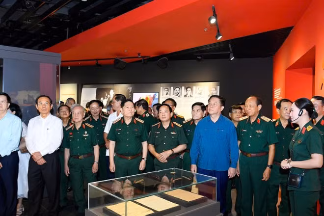 Lãnh đạo Đảng, Nhà nước, Quân đội tham quan Bảo tàng Lịch sử Quân sự Việt Nam.