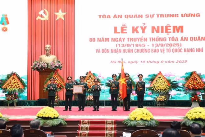 Thừa ủy quyền của Chủ tịch nước, Đại tướng Trịnh Văn Quyết đã trao Huân chương Bảo vệ Tổ quốc hạng Nhì tặng ngành Tòa án Quân sự.