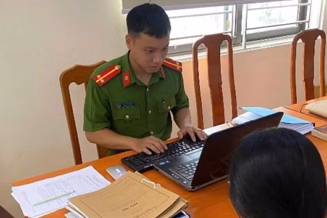 Công an xã Bình Minh giải cứu sinh viên mắc bẫy "bắt cóc online".