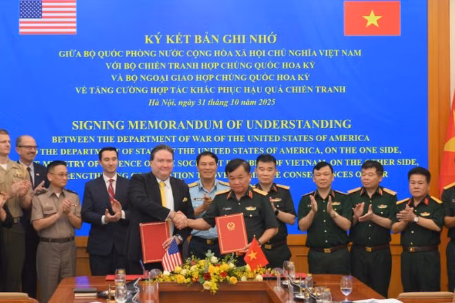 Thượng tướng Hoàng Xuân Chiến, Ủy viên Trung ương Đảng, Ủy viên Thường vụ Quân ủy Trung ương, Thứ trưởng Quốc phòng cùng Đại sứ Hoa Kỳ tại Việt Nam Marc Evans Knapper tại buổi ký kết.
