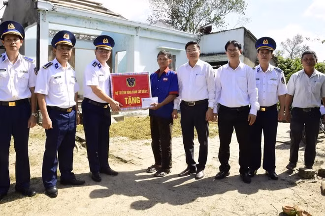 Bộ Tư lệnh Vùng Cảnh sát biển 2 tặng quà, động viên gia đình ông Mạc Tâm Dung, thôn An Hội, xã Bình Hiệp, tỉnh Gia Lai.