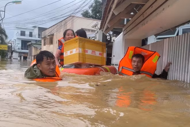 Cán bộ chiến sĩ Vùng 4 Hải quân cứu hộ nhân dân tại phường Tây Nha Trang.