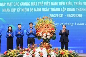 Thủ tướng Chính phủ Phạm Minh Chính tặng hoa chúc mừng Ban Bí thư Trung ương Đoàn Thanh niên Cộng sản Hồ Chí Minh. (Ảnh: Trần Hải)