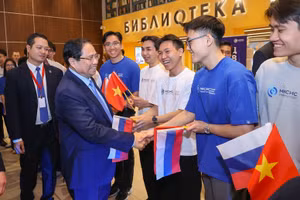 Thủ tướng Phạm Minh Chính với sinh viên Trường đại học Khoa học và Công nghệ Moskva. (Ảnh: VGP/Nhật Bắc)