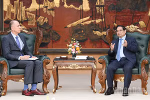 Thủ tướng Chính phủ Phạm Minh Chính tiếp Đoàn cán bộ Quỹ Tiền tệ Quốc tế (IMF) do ông Martin Sommer làm Trưởng đoàn đang thăm, làm việc tại Việt Nam. (Ảnh: TRẦN HẢI)