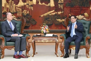 Thủ tướng Chính phủ Phạm Minh Chính tiếp Đoàn cán bộ Quỹ Tiền tệ Quốc tế (IMF) do ông Martin Sommer làm Trưởng đoàn đang thăm, làm việc tại Việt Nam. (Ảnh: TRẦN HẢI)