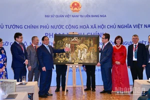 Thủ tướng Chính phủ Phạm Minh Chính tặng quà lưu niệm cho Đại sứ quán Việt Nam tại Liên bang Nga. (Ảnh: Thanh Giang)