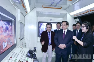 Thủ tướng Chính phủ Phạm Minh Chính tham quan Bảo tàng Vũ trụ Việt Nam. (Ảnh: TRẦN HẢI)