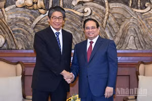 Thủ tướng Chính phủ Phạm Minh Chính và Đại sứ Nhật Bản tại Việt Nam Ito Naoki. (Ảnh: Trần Hải)