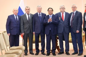 Thủ tướng Chính phủ Phạm Minh Chính và những người bạn Nga. (Ảnh: VGP/NHẬT BẮC)