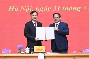 Thủ tướng Chính phủ Phạm Minh Chính trao Quyết định bổ nhiệm Giám đốc Đại học Quốc gia Hà Nội cho đồng chí Bùi Thế Duy. (Ảnh: TRẦN HẢI)