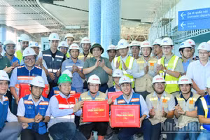 Thủ tướng Chính phủ Phạm Minh Chính tặng quà động viên các đơn vị đang thi công hạng mục Nhà ga hành khách-Cảng hàng không quốc tế Long Thành. (Ảnh: THANH GIANG)