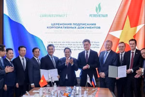 Thủ tướng Chính phủ Phạm Minh Chính chứng kiến ký kết hợp đồng cụ thể giữa các doanh nghiệp. (Ảnh: NHẬT BẮC/VGP)