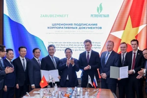 Thủ tướng Chính phủ Phạm Minh Chính chứng kiến ký kết hợp đồng cụ thể giữa các doanh nghiệp. (Ảnh: NHẬT BẮC/VGP)