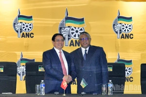 Thủ tướng Chính phủ Phạm Minh Chính và Tổng Thư ký Đảng Đại hội dân tộc Phi (ANC) Fikile Mbalula. (Ảnh: Thanh Giang) 