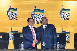Thủ tướng Chính phủ Phạm Minh Chính và Tổng Thư ký Đảng Đại hội dân tộc Phi (ANC) Fikile Mbalula. (Ảnh: Thanh Giang) 