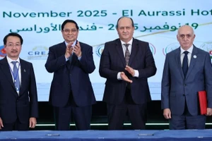 Thủ tướng Phạm Minh Chính và Thủ tướng Algeria Sifi Ghrieb chứng kiến các doanh nghiệp hai nước trao thỏa thuận hợp tác tại Diễn đàn Kinh tế Việt Nam-Algeria. (Ảnh: NHẬT BẮC/VGP)