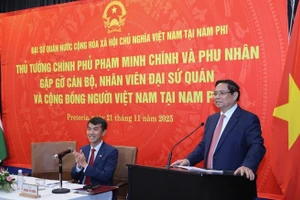 Thủ tướng Chính phủ Phạm Minh Chính ân cần nói chuyện với cán bộ, nhân viên Đại sứ quán Việt Nam, bà con cộng đồng người Việt Nam tại Nam Phi. (Ảnh: Nhật Bắc/VGP)