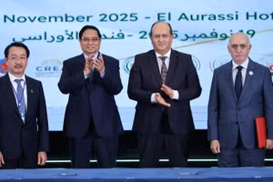 Thủ tướng Phạm Minh Chính và Thủ tướng Algeria Sifi Ghrieb chứng kiến các doanh nghiệp hai nước trao thỏa thuận hợp tác tại Diễn đàn Kinh tế Việt Nam-Algeria. (Ảnh: NHẬT BẮC/VGP)