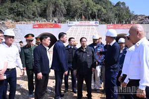 Thủ tướng Chính phủ Phạm Minh Chính đi thị sát, kiểm tra việc thi công tuyến cao tốc Đồng Đăng-Trà Lĩnh tại vị trí Hầm Thất Khê. (Ảnh: Trần Hải)