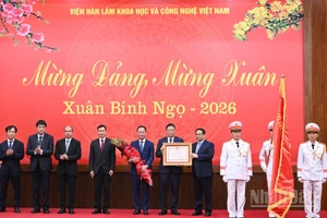 Thay mặt lãnh đạo Đảng, Nhà nước, Thủ tướng Phạm Minh Chính trao Huân chương Lao động hạng Nhất tặng Viện Hàn lâm Khoa học và Công nghệ Việt Nam. (Ảnh: TRẦN HẢI)
