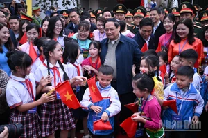 Thủ tướng Chính phủ Phạm Minh Chính ân cần thăm hỏi thầy cô, học sinh Trường Tiểu học Cẩm Thạch. (Ảnh: TRẦN HẢI)