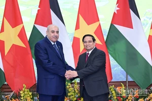 Thủ tướng Chính phủ Phạm Minh Chính và Chủ tịch Hạ viện Jordan Mazen Turki El Qadi. (Ảnh: Trần Hải)