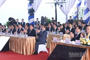 Thủ tướng Chính phủ Phạm Minh Chính và các đồng chí lãnh đạo, đại biểu dự Lễ khởi công, khánh thành, thông xe kỹ thuật 234 công trình, dự án chào mừng Đại hội đại biểu toàn quốc lần thứ XIV của Đảng. (Ảnh: Trần Hải)