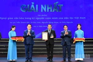 Thủ tướng Chính phủ Phạm Minh Chính và đồng chí Nguyễn Trọng Nghĩa trao Giải Nhất tặng đại diện nhóm tác giả của Báo Nhân Dân ở Hạng mục Ảnh - Ngoại giao văn hóa trong kỷ nguyên vươn mình của dân tộc Việt Nam. (Ảnh: THẾ ĐẠI)