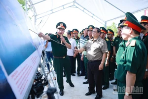 Thủ tướng Chính phủ Phạm Minh Chính nghe giới thiệu về tình hình triển khai các dự án trọng điểm trên địa bàn tỉnh Cà Mau. (Ảnh: Dương Giang/TTXVN)