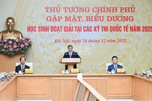 Thủ tướng Chính phủ Phạm Minh Chính chủ trì gặp mặt, biểu dương các học sinh đoạt các giải tại các kỳ thi quốc tế năm 2025. (Ảnh: Trần Hải)