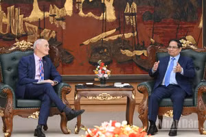 Thủ tướng Chính phủ Phạm Minh Chính tiếp Giáo sư Alec Cameron, Giám đốc Đại học RMIT Melbourne, Phó Chủ tịch Hội đồng trường. (Ảnh: TRẨN HẢI)