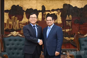 Thủ tướng Chính phủ Phạm Minh Chính và ông Choi Young Sam, Đại sứ Hàn Quốc tại Việt Nam. (Ảnh: TRẦN HẢI)