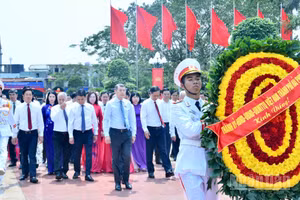 Thủ tướng Chính phủ Lê Minh Hưng và Đoàn công tác đến dâng hương, dâng hoa tưởng niệm các Anh hùng liệt sĩ tại Đài Tưởng niệm Anh hùng liệt sĩ thành phố Hải Phòng. (Ảnh THANH GIANG)
