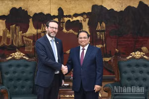 Thủ tướng Chính phủ Phạm Minh Chính với Đại sứ Vương quốc Anh và Bắc Ireland tại Việt Nam Iain Frew. (Ảnh: TRẦN HẢI)