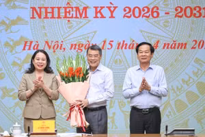 Phó Chủ tịch nước, Phó Chủ tịch Thứ nhất Hội đồng Thi đua-Khen thưởng Trung ương Võ Thị Ánh Xuân và Bộ trưởng Nội vụ, Phó Chủ tịch Thường trực Hội đồng Đỗ Thanh Bình tặng hoa chúc mừng Thủ tướng Lê Minh Hưng, Chủ tịch Hội đồng Thi đua-Khen thưởng Trung ương. (Ảnh: VGP/Nhật Bắc)