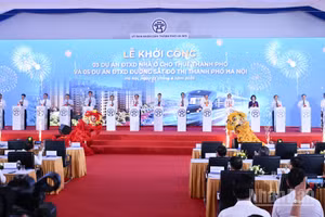Thủ tướng Chính phủ Lê Minh Hưng và các đồng chí lãnh đạo, đại biểu thực hiện nghi thức khởi công các dự án. (Ảnh: TRẦN HẢI)