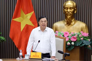 Phó Thủ tướng Thường trực Chính phủ Phạm Gia Túc chủ trì cuộc làm việc với Bộ Công thương về tình hình cung ứng, phân phối xăng sinh học E10. (Ảnh: VGP/Phương Nguyên)