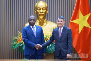 Thủ tướng Chính phủ Lê Minh Hưng và Bộ trưởng Ngoại giao Angola . (Ảnh: Thanh Giang)