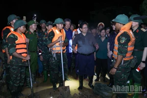 Thủ tướng Phạm Minh Chính đến kiểm tra công tác ứng phó mưa lũ tại các xã Trung Giã, Đa Phúc. (Ảnh: Trần Hải) 