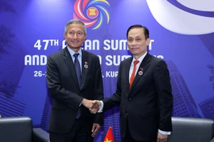 Bộ trưởng Ngoại giao Lê Hoài Trung và Bộ trưởng Ngoại giao Singapore Vivian Balakrishnan. (Ảnh: VGP/Nhật Bắc)