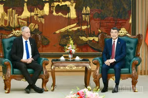 Thủ tướng Chính phủ Lê Minh Hưng tiếp Đại sứ Israel tại Việt Nam Yaron Mayer. (Ảnh: THANH GIANG)