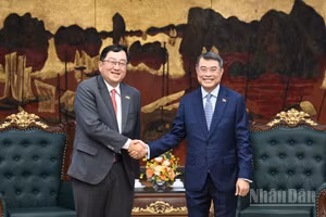 Thủ tướng Chính phủ Lê Minh Hưng và Đại sứ Malaysia tại Việt Nam Tan Yang Thai. (Ảnh: Trần Hải)
